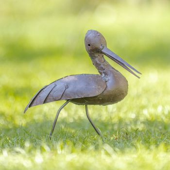 Metalen tuinbeeld van een scholekster, gemaakt door een Afrikaanse kunstenaar. 